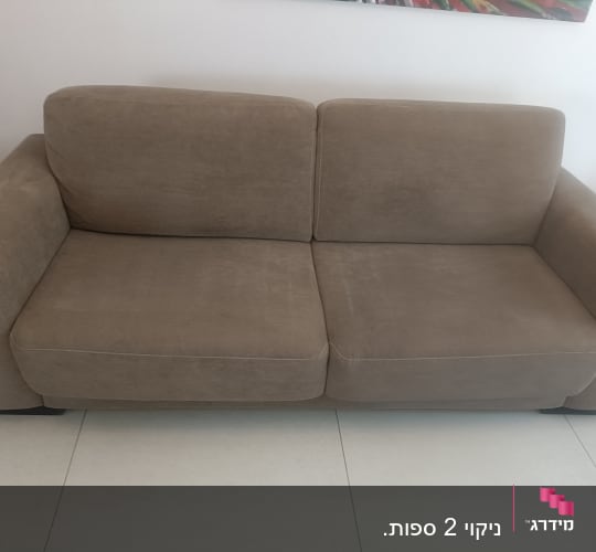 ספה חומה על רצפת אריחים לבנה